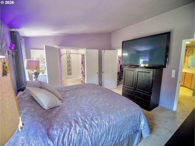 18021 COUNTRY VILLAGE Dr, Oregon City, OR 97045