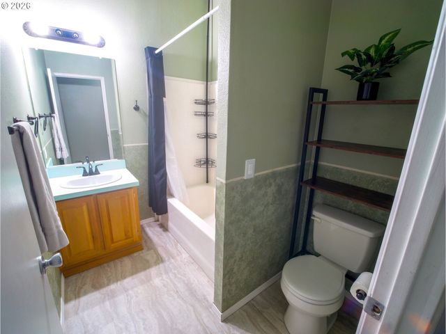 18021 COUNTRY VILLAGE Dr, Oregon City, OR 97045