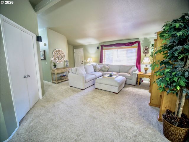18021 COUNTRY VILLAGE Dr, Oregon City, OR 97045