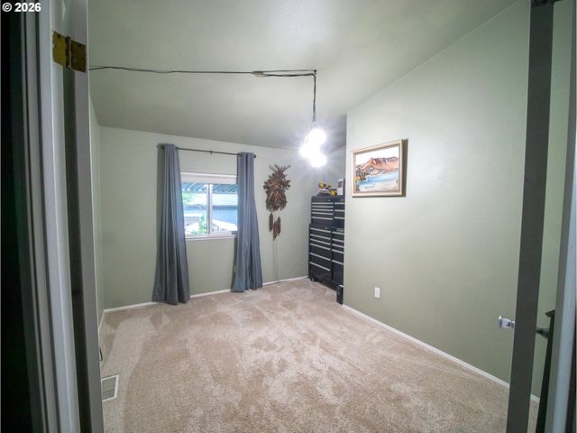 18021 COUNTRY VILLAGE Dr, Oregon City, OR 97045
