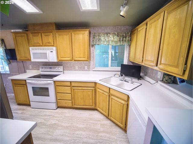 18021 COUNTRY VILLAGE Dr, Oregon City, OR 97045