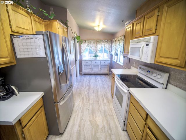 18021 COUNTRY VILLAGE Dr, Oregon City, OR 97045
