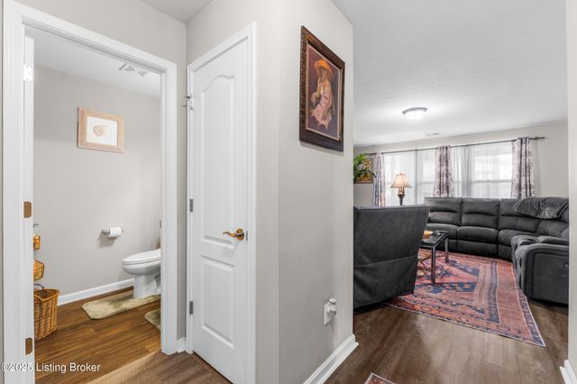 6783 Brittany Oak Dr, Louisville, KY 40229