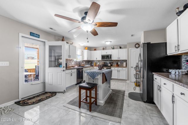 6783 Brittany Oak Dr, Louisville, KY 40229