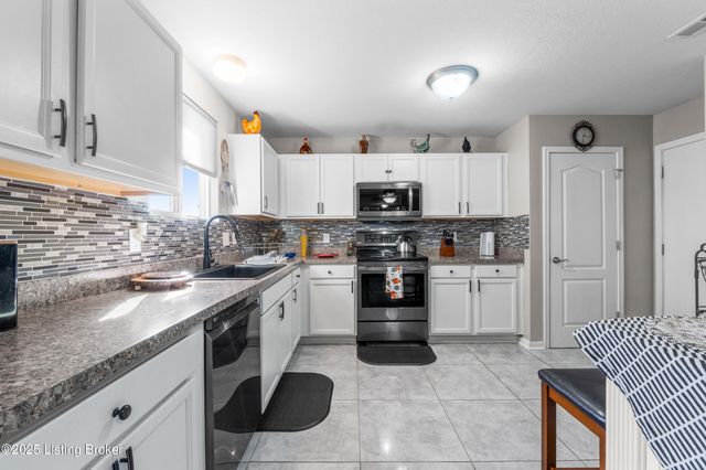 6783 Brittany Oak Dr, Louisville, KY 40229