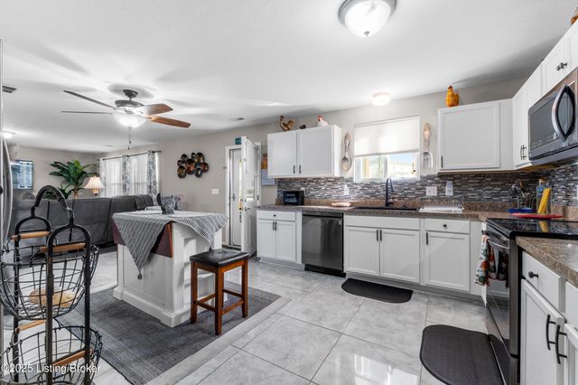 6783 Brittany Oak Dr, Louisville, KY 40229