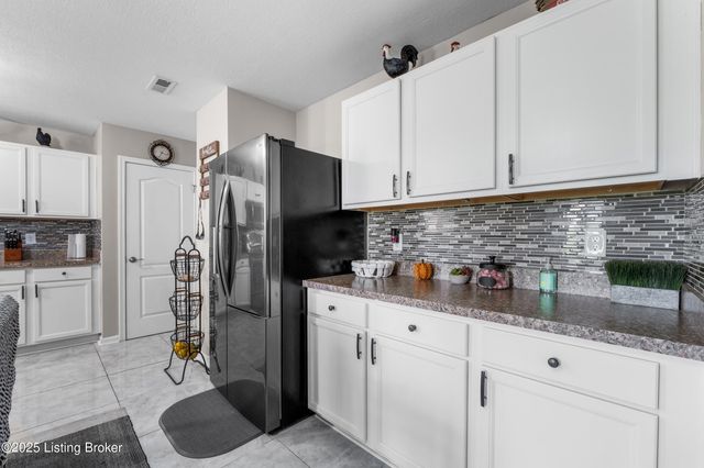 6783 Brittany Oak Dr, Louisville, KY 40229