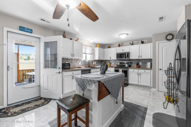 6783 Brittany Oak Dr, Louisville, KY 40229