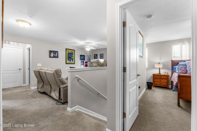 6783 Brittany Oak Dr, Louisville, KY 40229