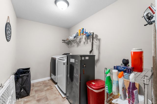 6783 Brittany Oak Dr, Louisville, KY 40229