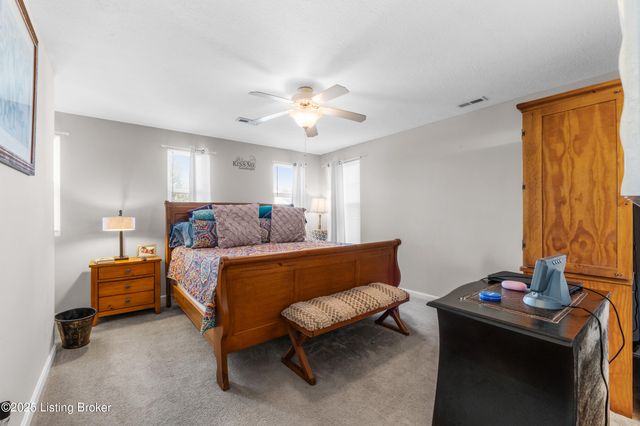 6783 Brittany Oak Dr, Louisville, KY 40229