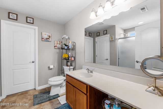 6783 Brittany Oak Dr, Louisville, KY 40229