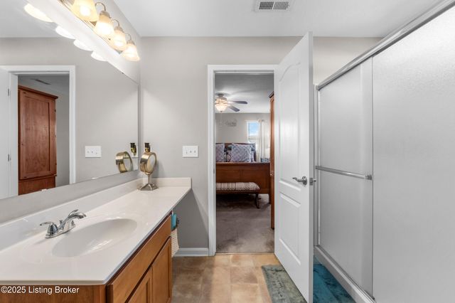 6783 Brittany Oak Dr, Louisville, KY 40229