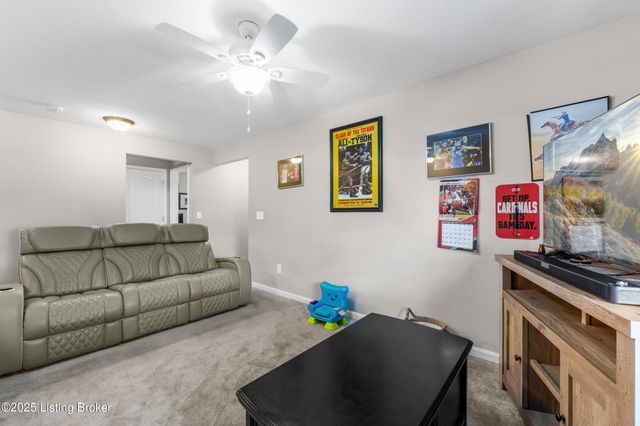 6783 Brittany Oak Dr, Louisville, KY 40229