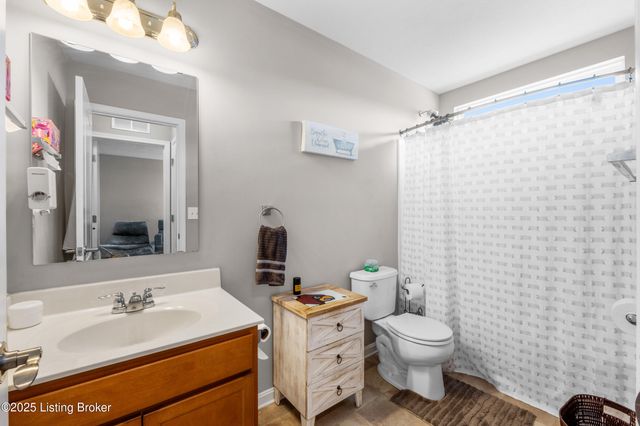 6783 Brittany Oak Dr, Louisville, KY 40229