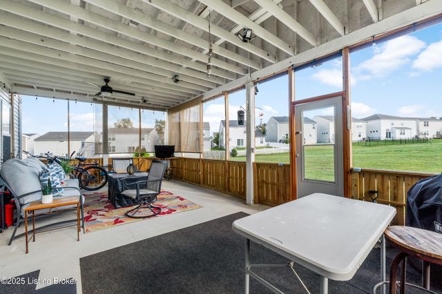 6783 Brittany Oak Dr, Louisville, KY 40229