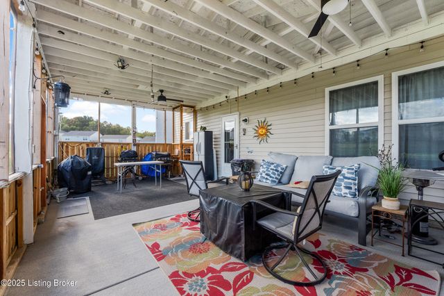 6783 Brittany Oak Dr, Louisville, KY 40229