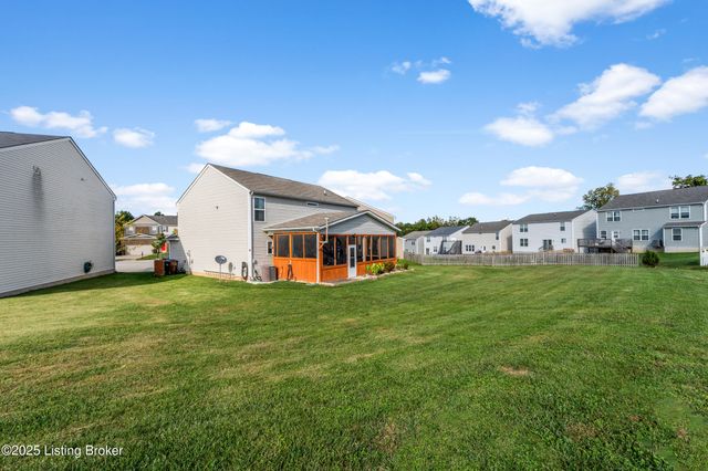 6783 Brittany Oak Dr, Louisville, KY 40229