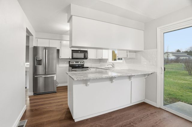 414 S Henry Rd, Greenacres, WA 99016