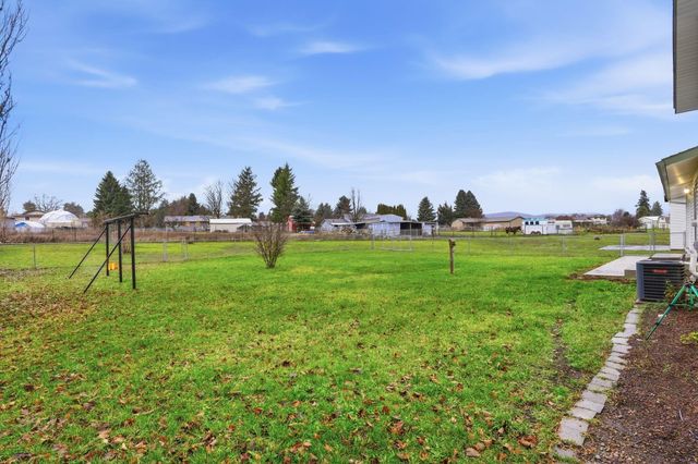 414 S Henry Rd, Greenacres, WA 99016