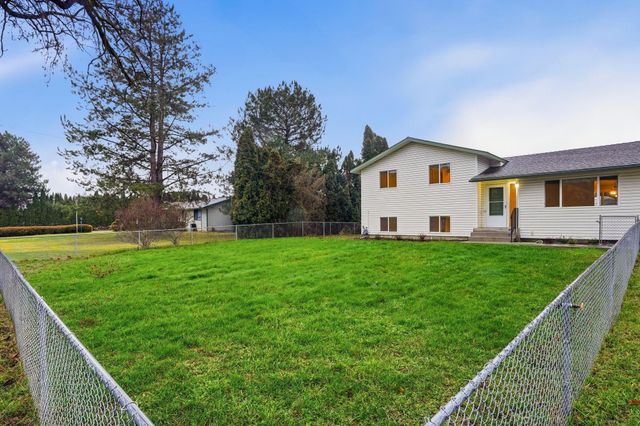 414 S Henry Rd, Greenacres, WA 99016