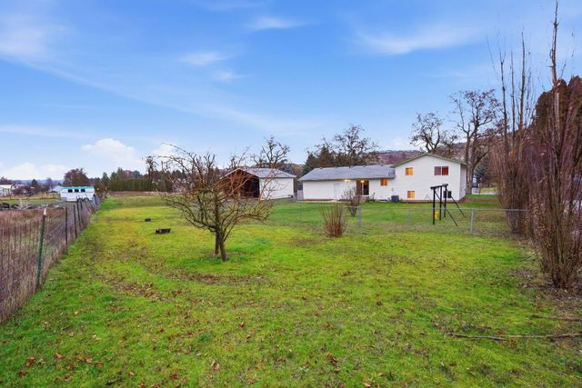 414 S Henry Rd, Greenacres, WA 99016