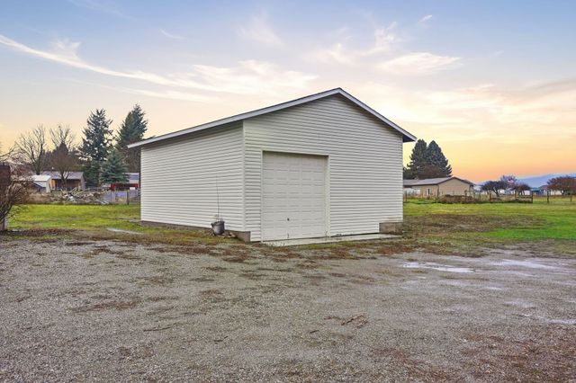 414 S Henry Rd, Greenacres, WA 99016