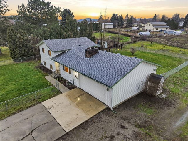 414 S Henry Rd, Greenacres, WA 99016