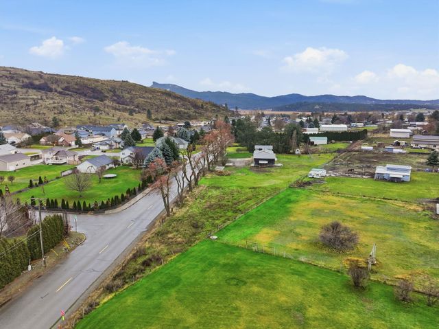 414 S Henry Rd, Greenacres, WA 99016