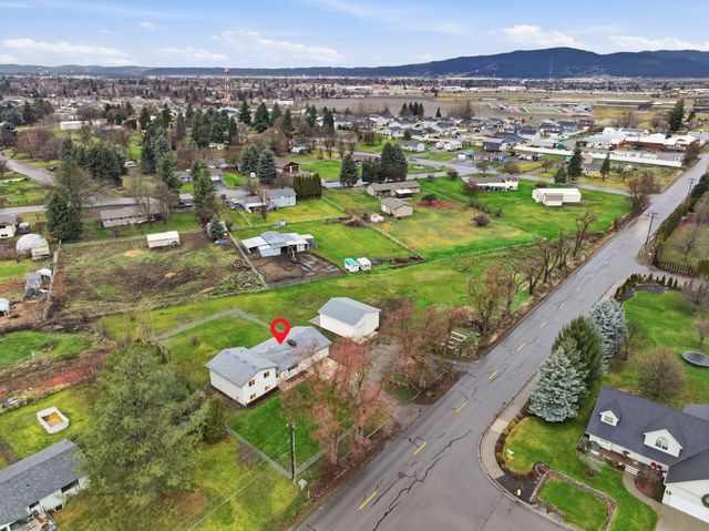 414 S Henry Rd, Greenacres, WA 99016