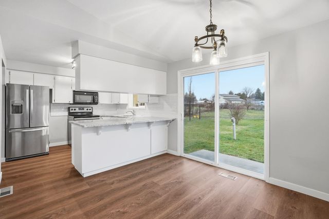 414 S Henry Rd, Greenacres, WA 99016