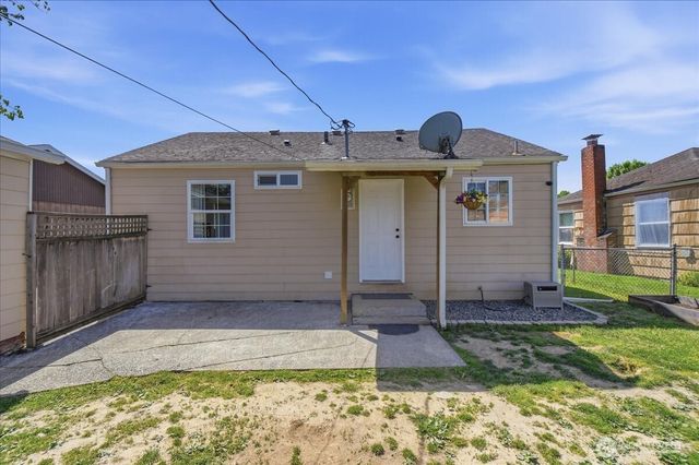 3042 Field Street, Longview, WA 98632