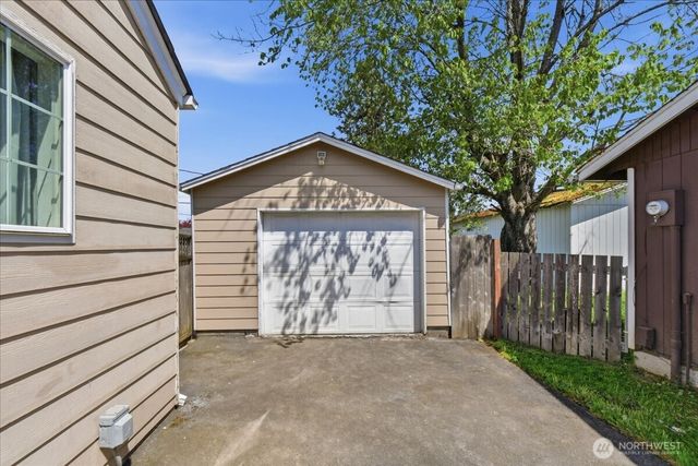 3042 Field Street, Longview, WA 98632