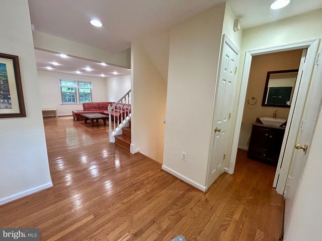 5916 DORCHESTER WAY, North Bethesda, MD 20852