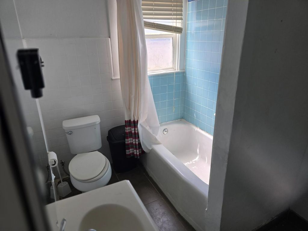 Image 4 of property listing at 1426 E Patterson Avenue, Fresno, CA 93728