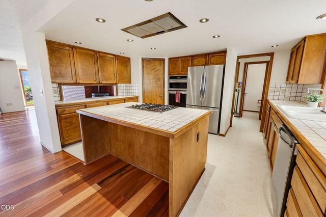 174 Hummingbird Lane, Talent, OR 97540
