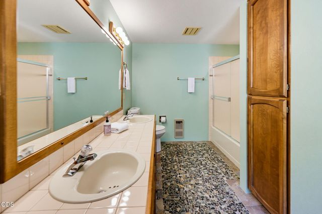 174 Hummingbird Lane, Talent, OR 97540