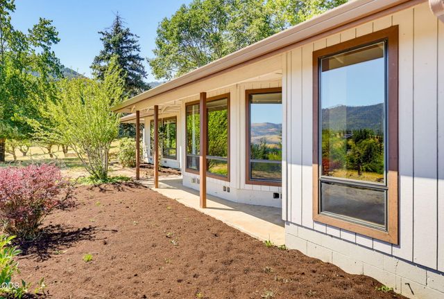 174 Hummingbird Lane, Talent, OR 97540
