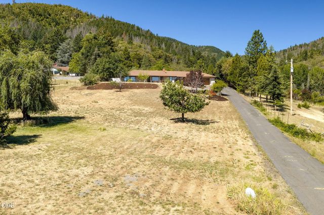 174 Hummingbird Lane, Talent, OR 97540
