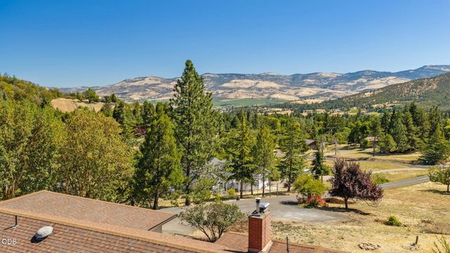 174 Hummingbird Lane, Talent, OR 97540