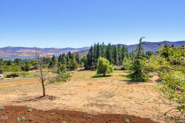 174 Hummingbird Lane, Talent, OR 97540