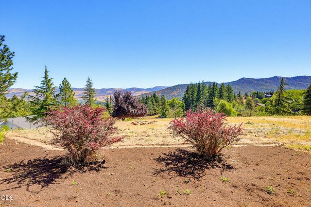 174 Hummingbird Lane, Talent, OR 97540