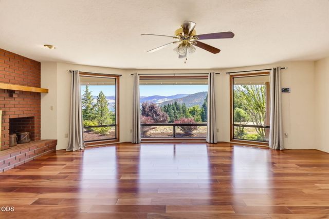 174 Hummingbird Lane, Talent, OR 97540