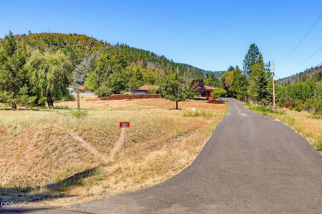 174 Hummingbird Lane, Talent, OR 97540