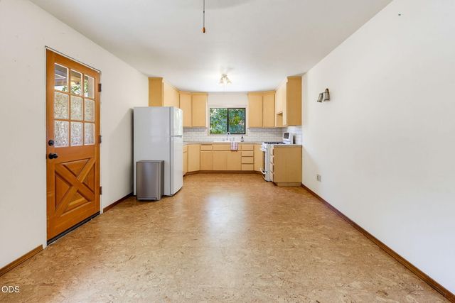 174 Hummingbird Lane, Talent, OR 97540