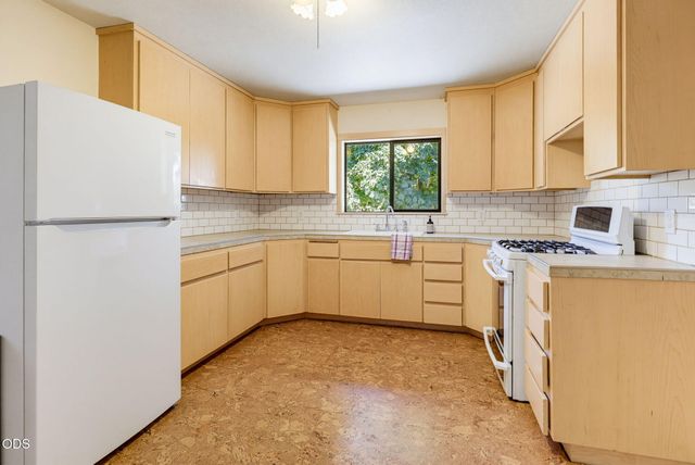 174 Hummingbird Lane, Talent, OR 97540