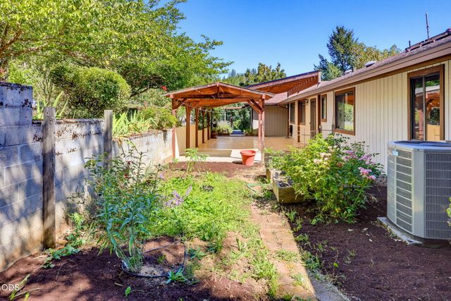 174 Hummingbird Lane, Talent, OR 97540