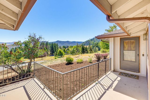 174 Hummingbird Lane, Talent, OR 97540