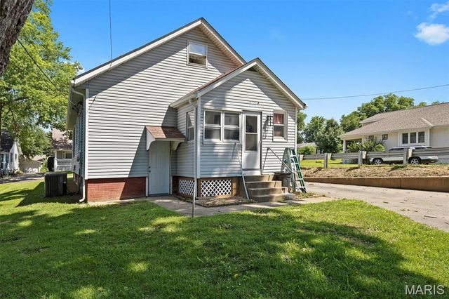 408 S 15th Street, Belleville, IL 62220