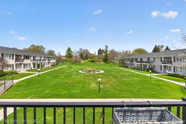 100 W Hickory Grove Road G7, Bloomfield Hills, MI 48304